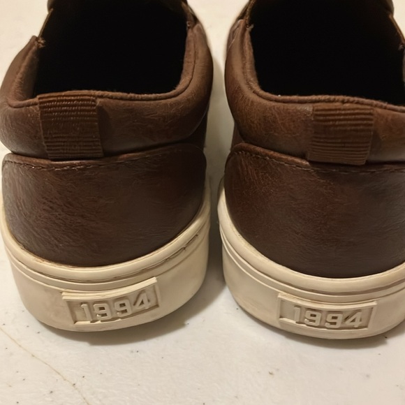 Very Good Boys 12 Old Navy Brown Slip on Shoes Lightly worn Elastic Inserts - Picture 5 of 8